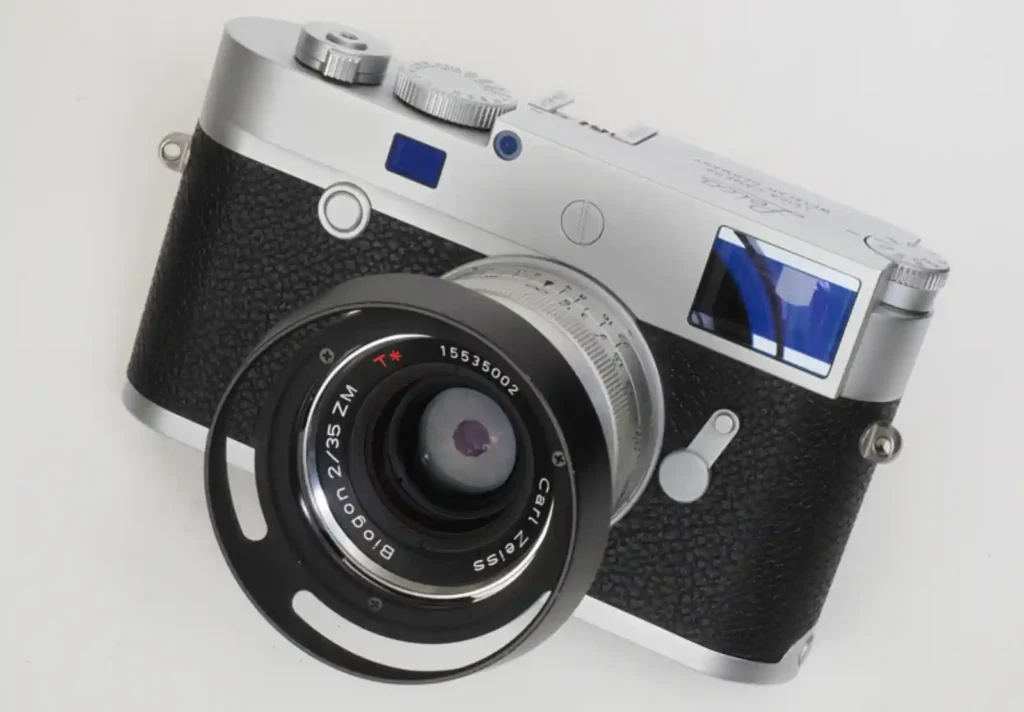 라이카 M 바디에 칼자이스 Biogon T* 35mm f/2 ZM 렌즈가 마운트된 모습