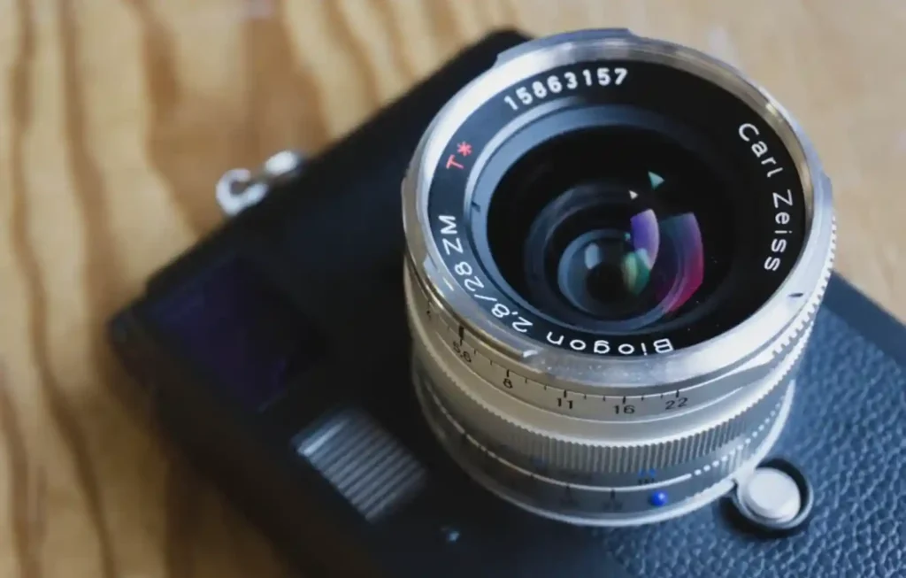 라이카 M 바디에 마운트된 칼자이스 Biogon T* 28mm f/2.8 ZM 클로즈업