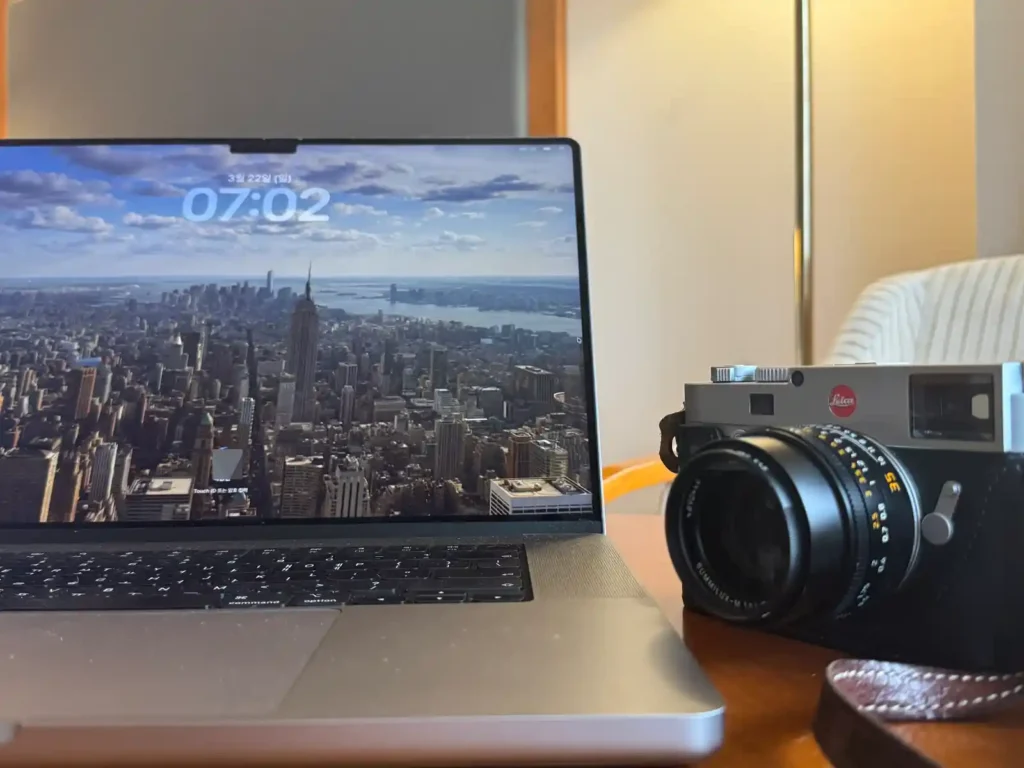 라이카 M10-R과 Summilux 35mm, MacBook이 테이블 위에 놓인 모습