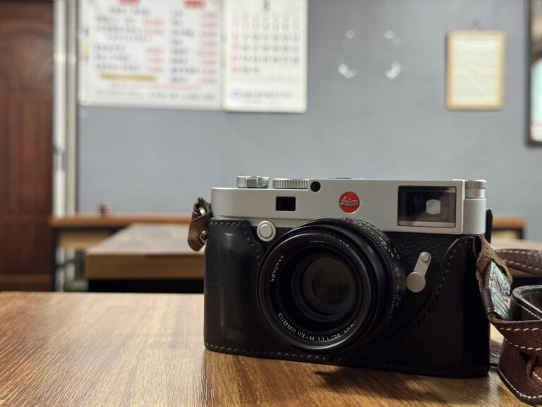 Leica M10-R with Summilux-M 35mm f/1.4, 가죽 케이스 장착, 카페 테이블 위