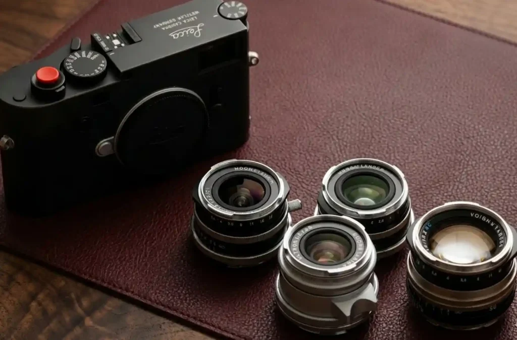Leica M 바디와 Voigtländer VM 렌즈 4종, 가죽 패드 위에 나란히 배치