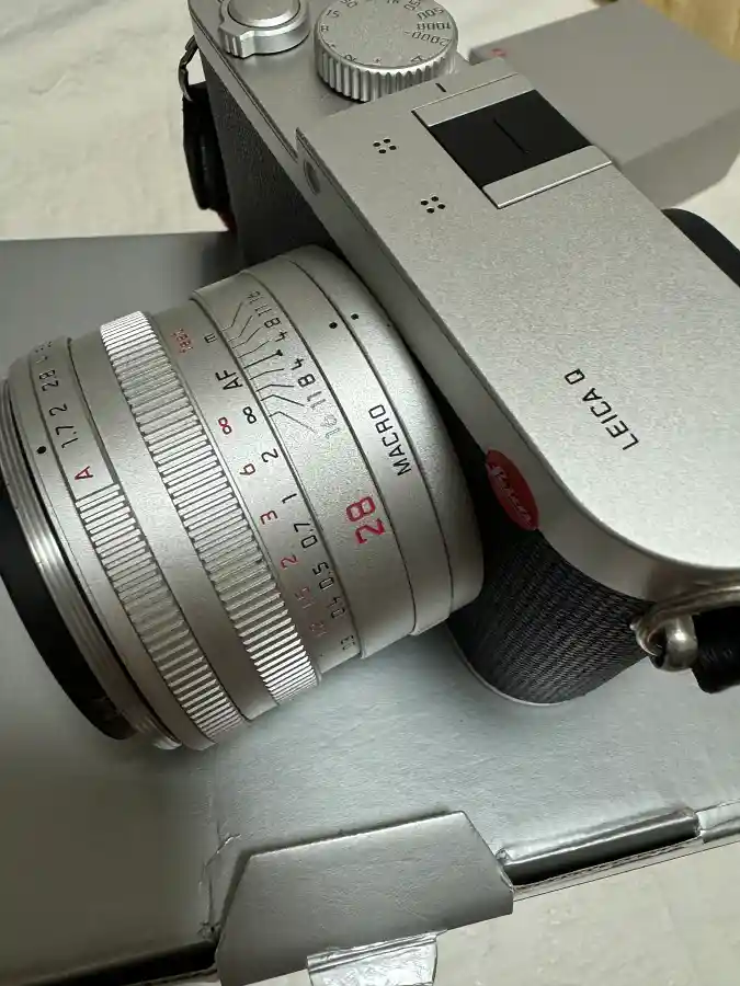 저자가 3년간 사용했던 라이카 Q 실버 에디션 - 28mm f/1.7 주미룩스 렌즈의 조리개와 거리 눈금, 라이카 레드 닷이 보입니다