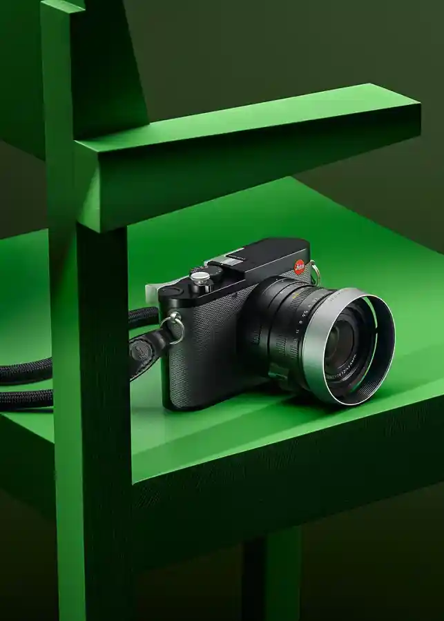 라이카 Q3 블랙 — 초록 의자 위에 올려진 제품 사진