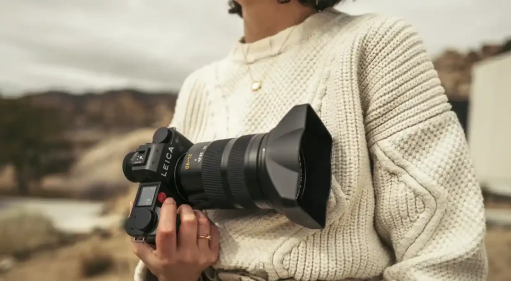 라이카 SL 시스템 카메라를 들고 있는 사진 — 야외 촬영 현장