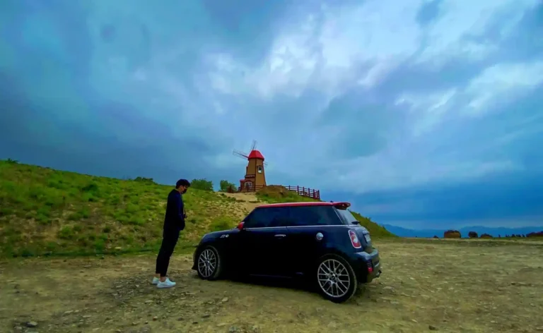 2013년식 미니 JCW R56 블랙 — 풍차가 있는 언덕 위 야외 주차 중 촬영