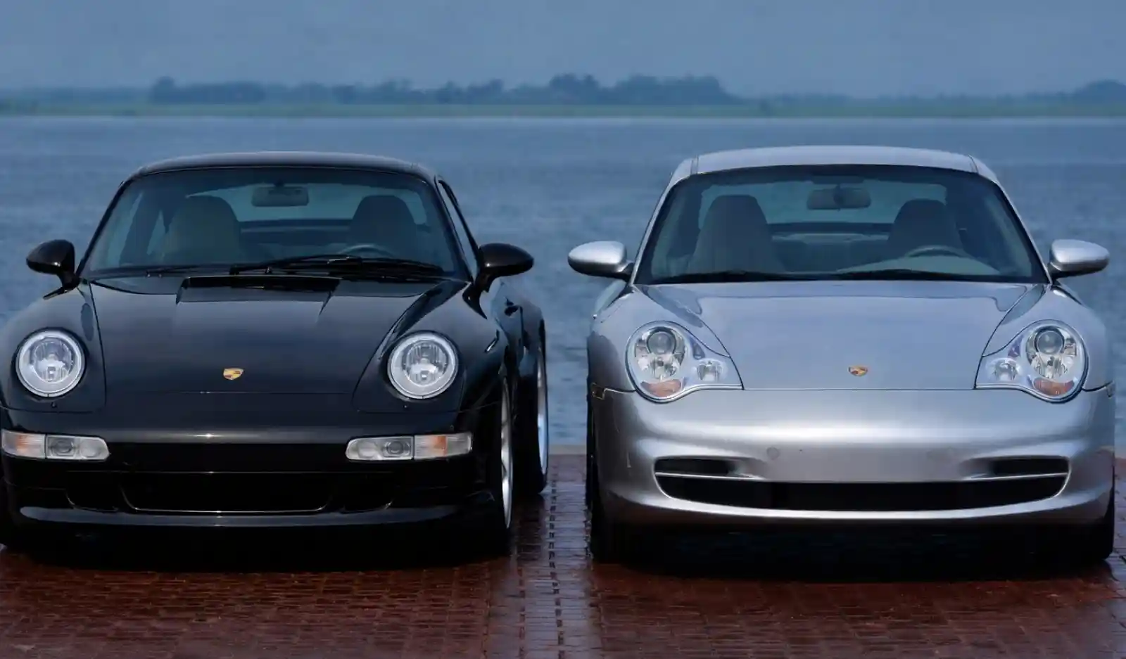 포르쉐 993(좌)과 996(우) 정면 비교 – 마지막 공랭 세대와 첫 수랭 세대, 헤드라이트 디자인의 결정적 차이