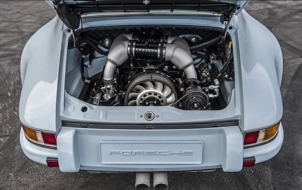 포르쉐 911 공랭 플랫식스 엔진 룸 – 리어 엔진 배치와 냉각핀 구조