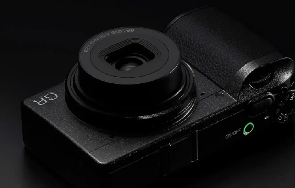 리코 GR 카메라 전면부 클로즈업, GR LENS f=18.3mm 1:2.8 각인