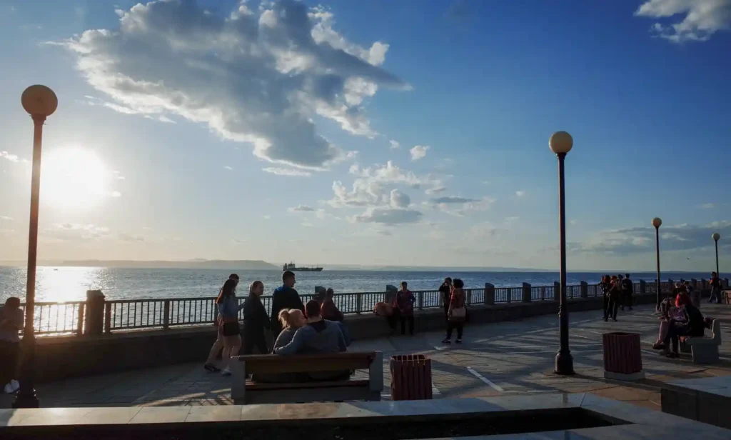 리코 GR2로 촬영한 해변 산책로 스냅, 역광 속 사람들과 바다 풍경