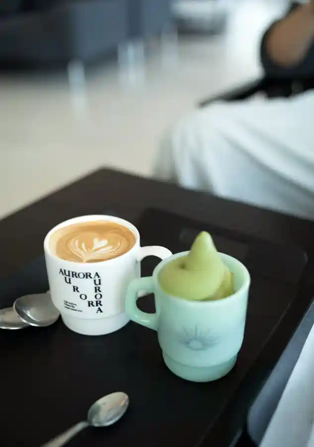 포항 인근 카페에서 마신 라떼와 녹차 아이스크림 — 모래밭 구난 이후의 한가로운 순간