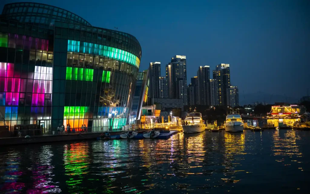 라이카 Summilux 35mm ASPH II로 촬영한 서울 가빛섬 야경 — 수면에 반사된 컬러 조명과 고층빌딩