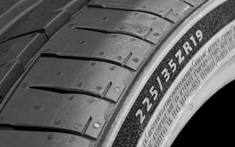 타이어 옆면에 새겨진 225/35ZR19 규격 표기 클로즈업