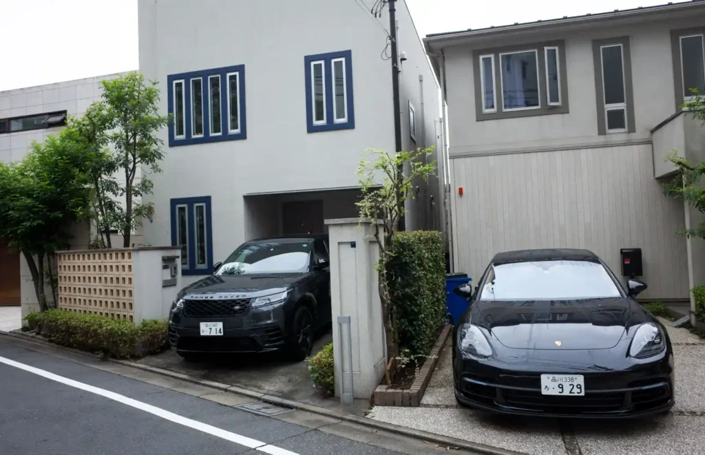 나카메구로 주택가 골목에 검정 레인지로버 스포츠와 검정 포르쉐 911이 나란히 주차된 모습
