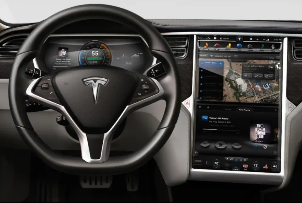 2012년 테슬라 모델S 인테리어 — 17인치 세로형 터치스크린이 대시보드 중앙을 차지한 혁신적 설계