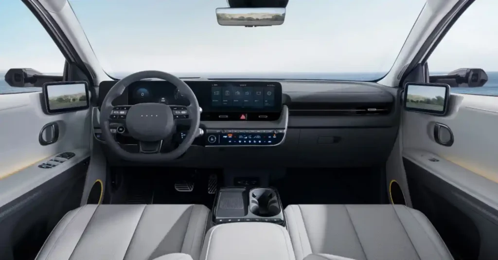 아이오닉5 페이스리프트 인테리어 — 센터페시아 하단에 물리 버튼이 재도입된 모습