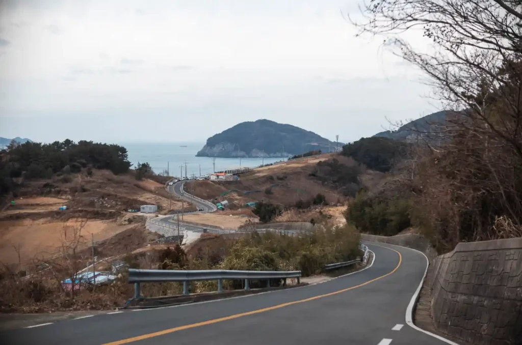 욕지도 해안일주도로 S자 굽이 구간 전경, 능선 위에서 내려다본 구불구불한 도로와 바다 그리고 섬