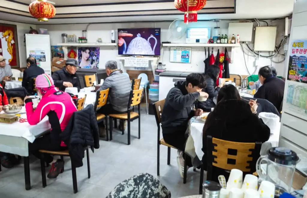 욕지도 욕지반점 내부 — 오전 11시에 이미 손님으로 가득 찬 홀 풍경