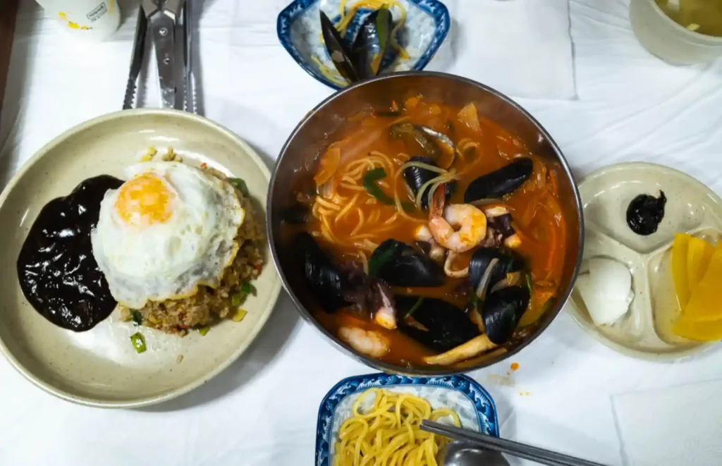 욕지반점 돌문어 짬뽕과 볶음밥 상차림 — 계란 올린 볶음밥과 해물 짬뽕 전체 구성