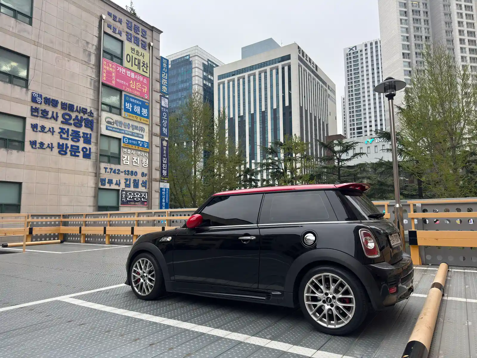블랙 미니 JCW R56, 도심 주차장에서 촬영한 측면 컷