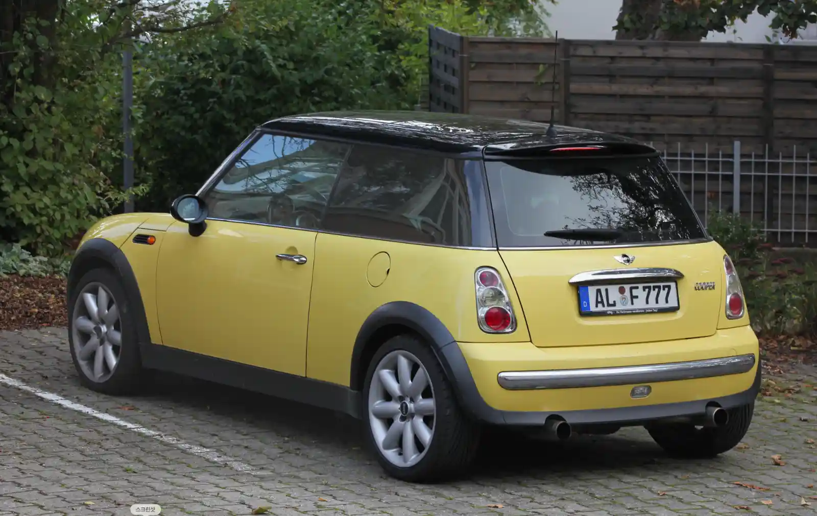 노란색 MINI Cooper R50 후측면 컷