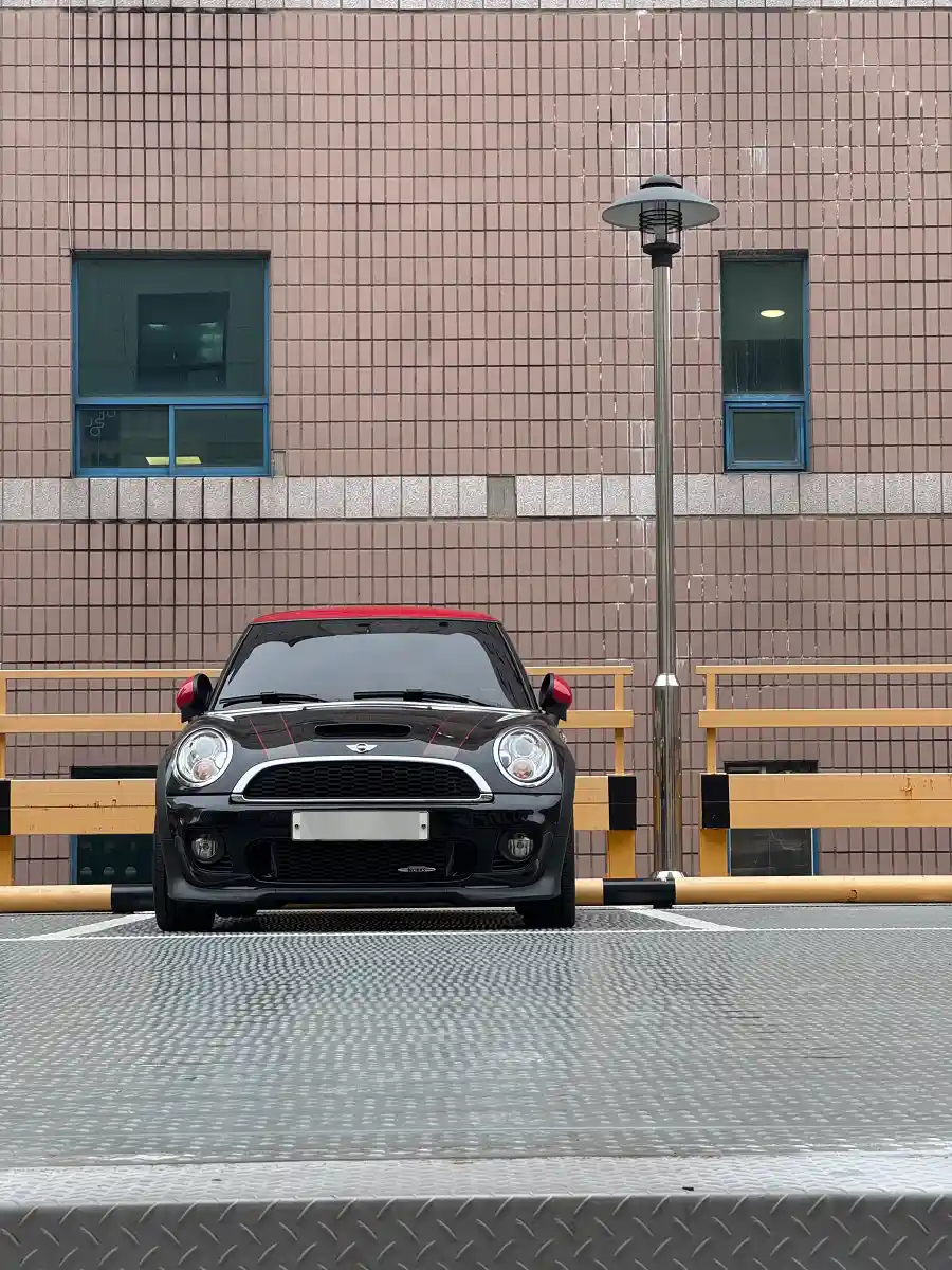 블랙 미니 JCW R56, 도심 주차장에서 촬영한 정면 컷