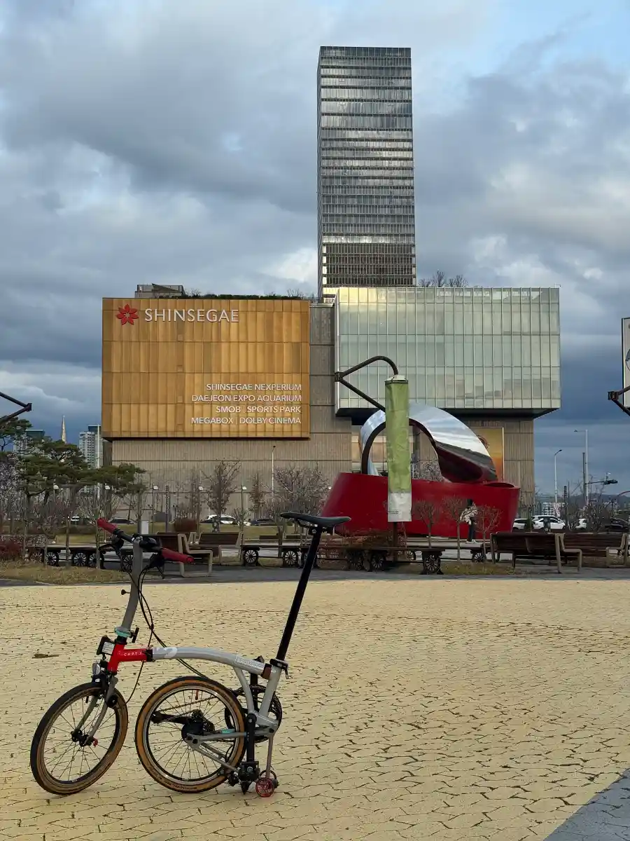 대전 신세계 엑스포점 앞 광장에 세워진 브롬톤 CHPT3 V4