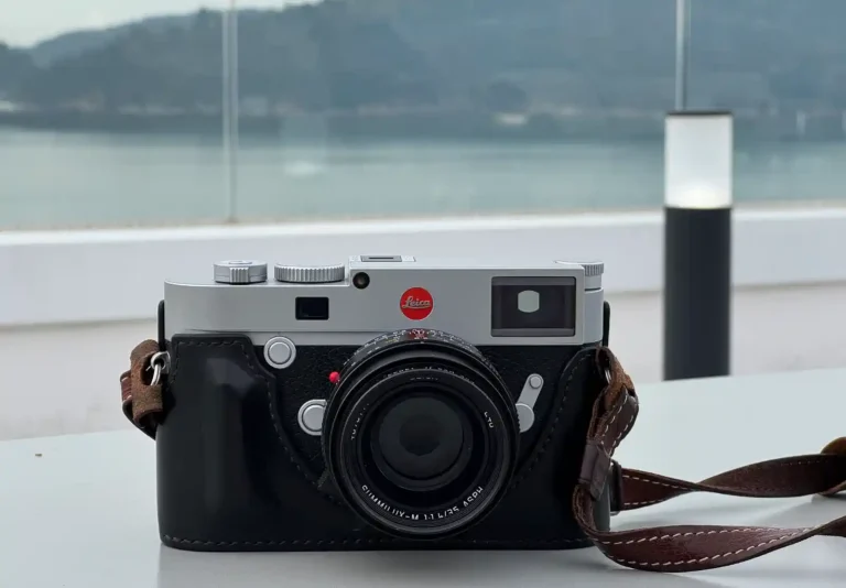 라이카 M10-R 실버 크롬 바디에 주미룩스 35mm f/1.4 장착, 가죽 케이스와 브라운 스트랩
