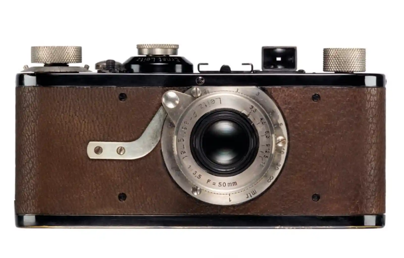 1930년대 초반 Leica I 카메라 정면. 갈색 가죽 외장과 Leitz Elmar 50mm f/3.5 렌즈가 장착되어 있으며, 렌즈 경통에 Ernst Leitz 각인이 선명하게 보인다.