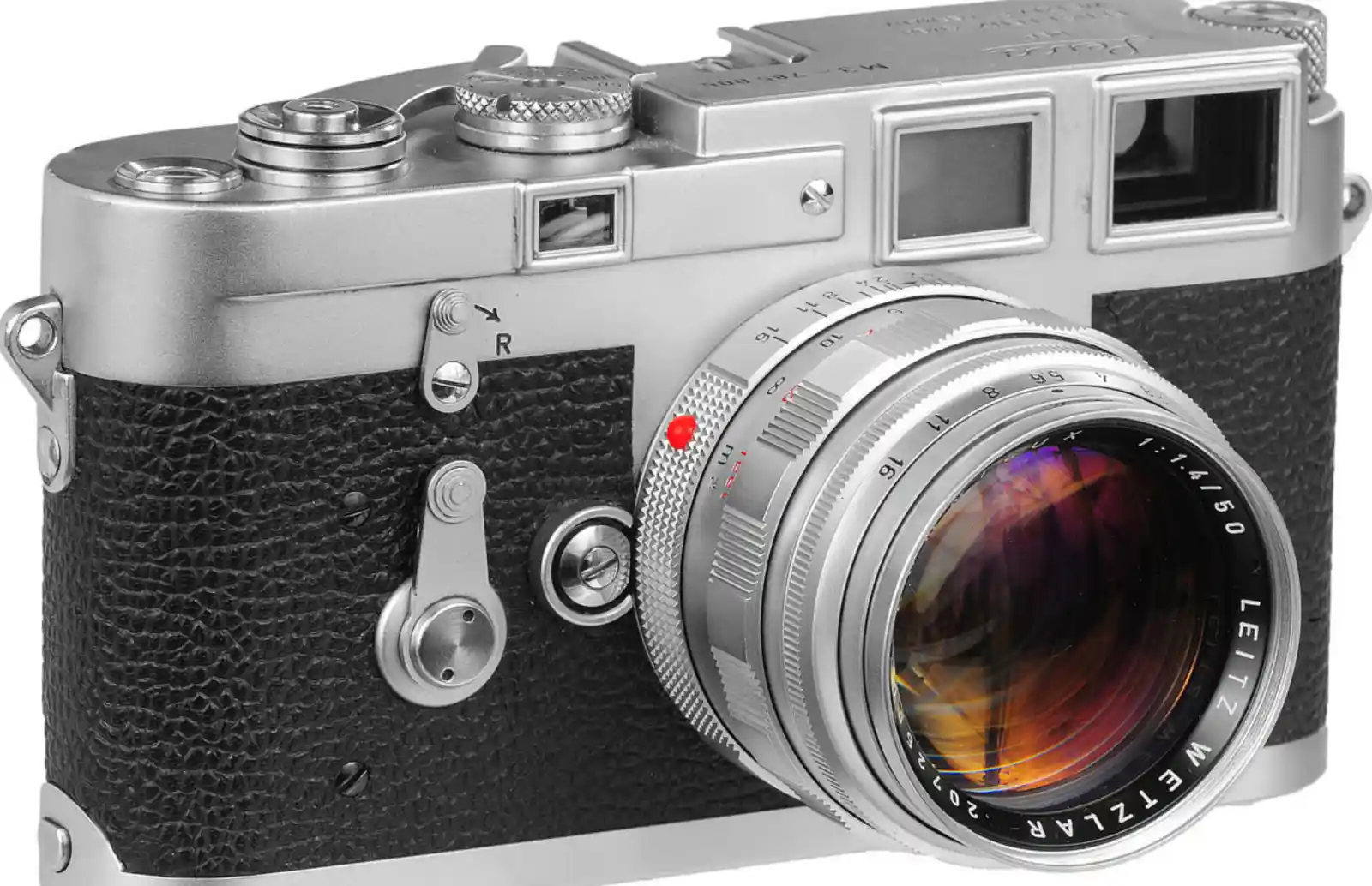 1954년 출시된 라이카 M3 실버 크롬 바디 측면 사진. 상단에 M3 각인이 보이며, Leitz Wetzlar 50mm 렌즈가 장착되어 있다. 바요넷 마운트 구조와 레인지파인더 뷰파인더 창이 선명하게 드러난다.
