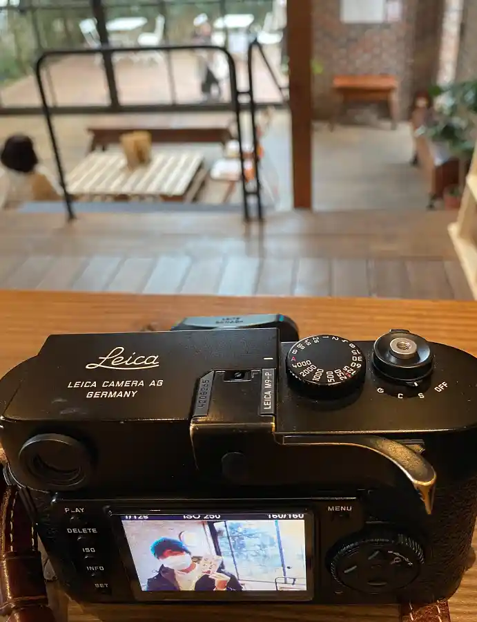 TACO가 직접 사용했던 라이카 M9-P 후면, 카페에서 촬영