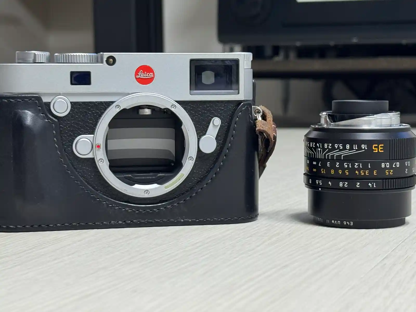 라이카 M10-R 실버 크롬 바디와 분리된 주미룩스 35mm f/1.4 렌즈, M 마운트 링 노출