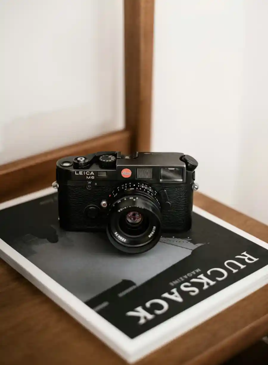 라이카 M6 블랙 바디에 보이그랜더 울트론 28mm 서드파티 렌즈를 장착한 모습