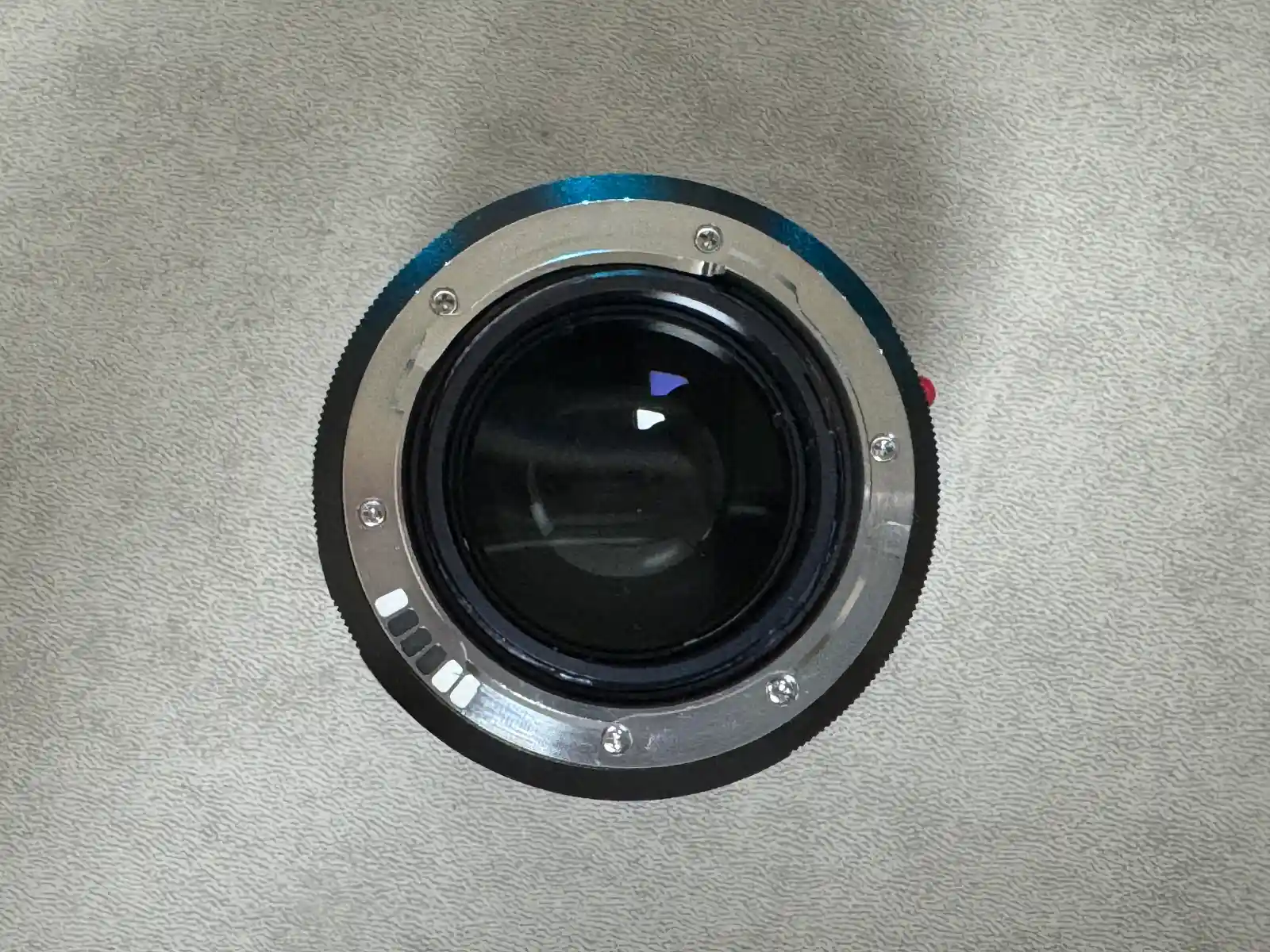 라이카 M 마운트 렌즈 후면, 6비트 코딩 점이 보이는 마운트 링 클로즈업