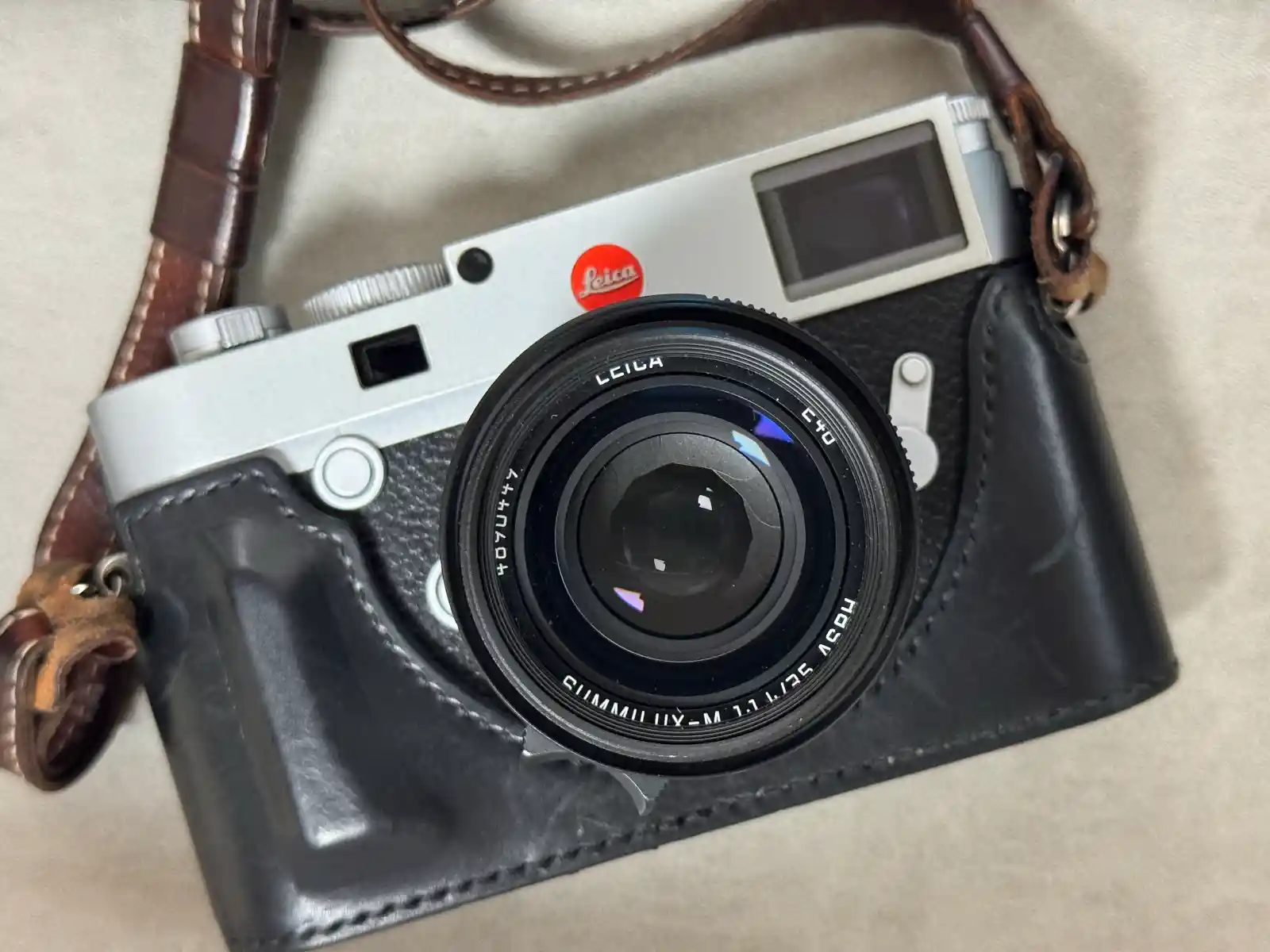 라이카 M10-R 실버 크롬에 주미룩스 35mm f/1.4 ASPH 렌즈를 장착한 정면 클로즈업