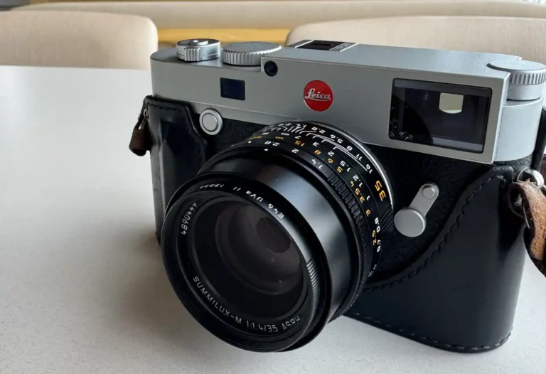 카페 테이블 위에 놓인 라이카 M10-R과 Summilux 35mm f/1.4 ASPH II 렌즈. 실버 상판과 블랙 바디의 클래식한 조합.