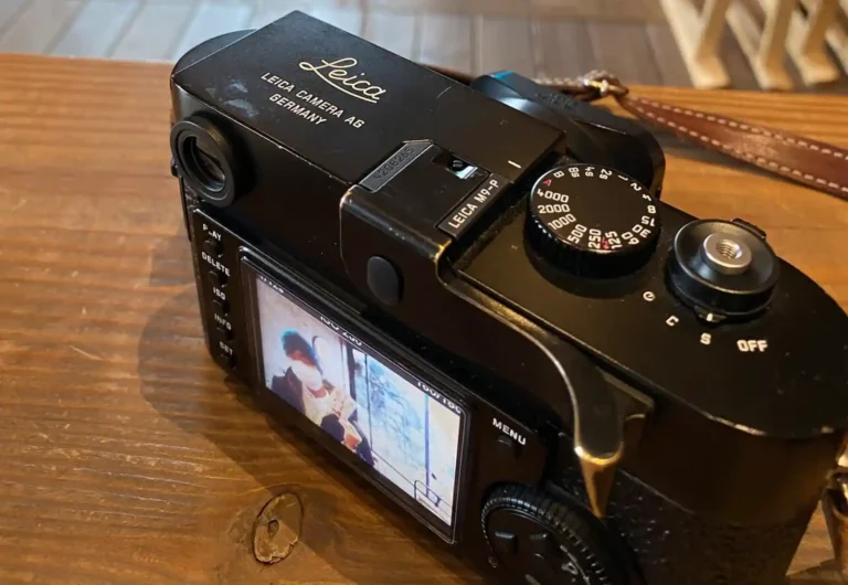 라이카 M9-P 카메라 후면, 나무 테이블 위에 놓인 모습