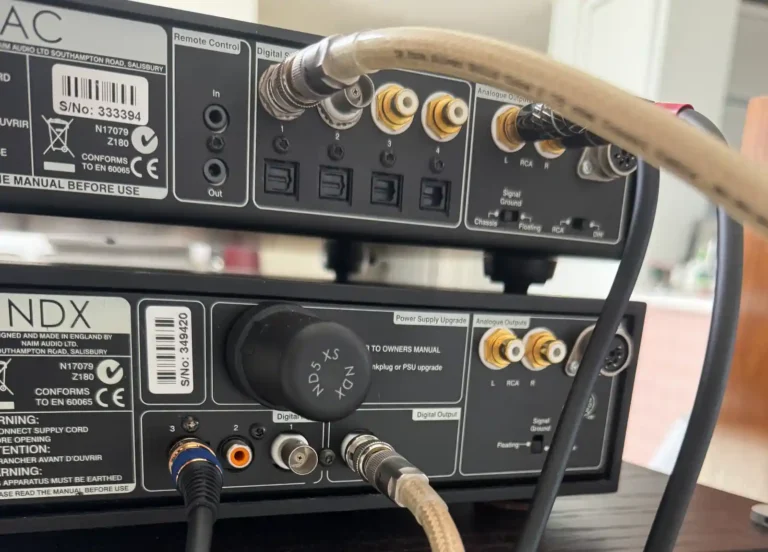 네임 nDAC 후면 BNC S/PDIF 입력 단자에 케이블이 연결된 실사용 모습, 하단에 NDX 디지털 입력부가 함께 보인다
