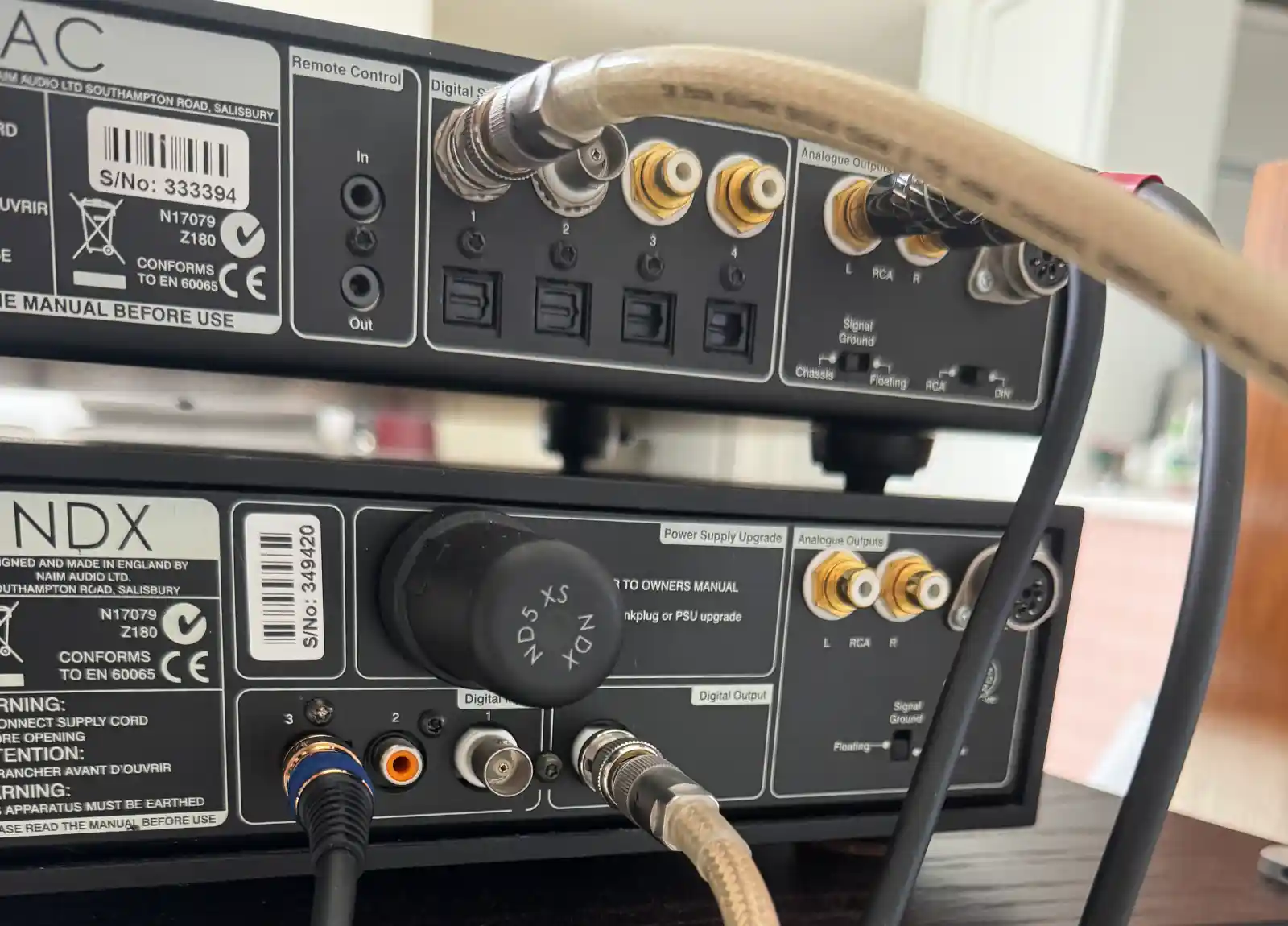 네임 nDAC 후면 BNC S/PDIF 입력 단자에 케이블이 연결된 실사용 모습, 하단에 NDX 디지털 입력부가 함께 보인다