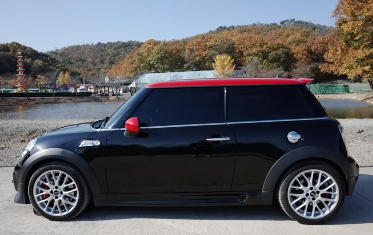 2013년식 미니 JCW R56 측면 — 블랙 바디에 레드 루프, 브렘보 레드 캘리퍼