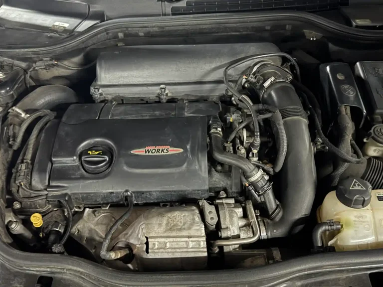 미니 JCW R56 엔진룸 — John Cooper Works 뱃지와 N18 엔진 전면