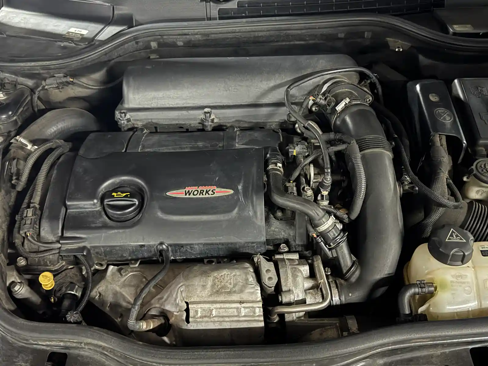 미니 JCW R56 엔진룸 — John Cooper Works 뱃지와 N18 엔진 전면