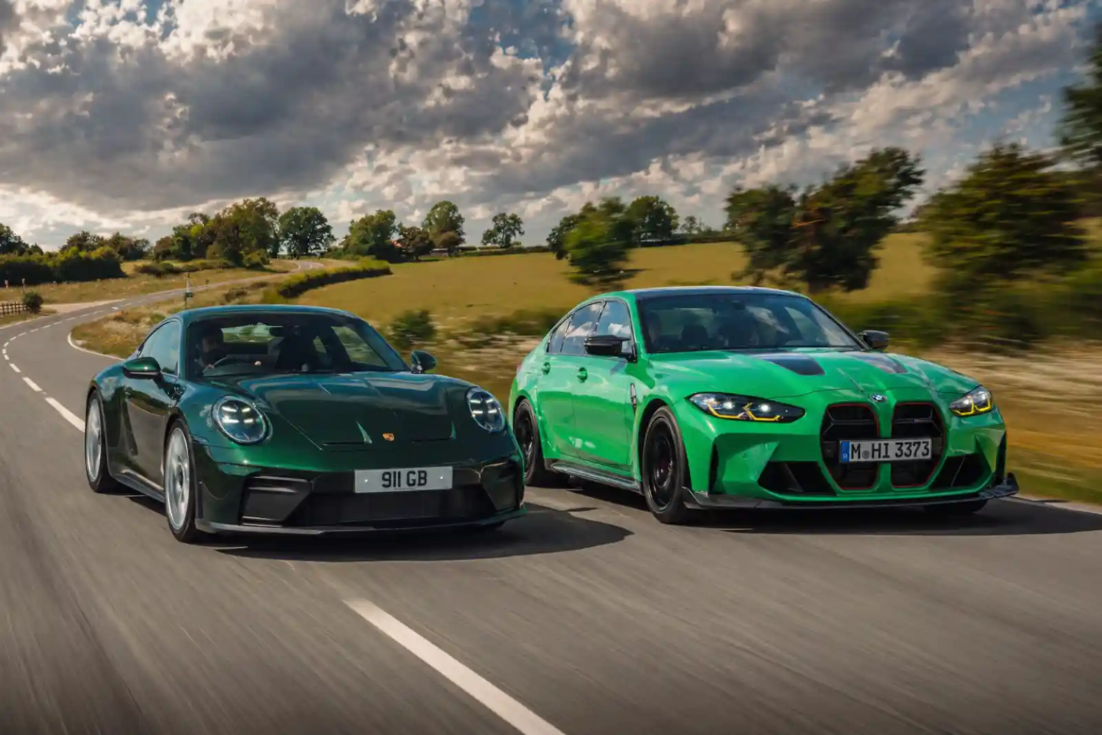 포르쉐 911 GT3와 BMW M3 컴페티션이 나란히 달리는 모습 — 자연흡기와 터보 고성능차의 대비