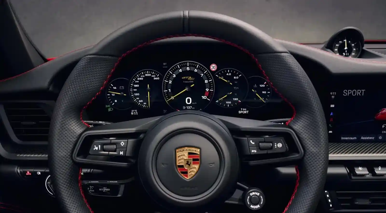 포르쉐 911 GT3 계기판 — 중앙 타코미터에 GT3 로고와 9,000rpm 레드존이 선명하게 표시된 실내