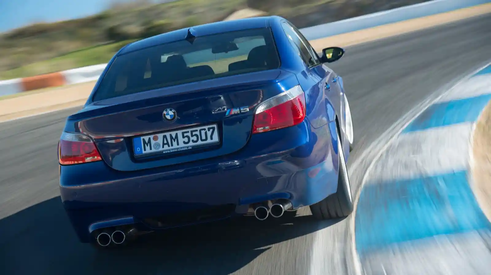 BMW E60 M5가 서킷을 달리는 후면 모습 — S85 V10 5.0L 자연흡기 엔진을 탑재한 BMW M 라인업 마지막 자연흡기 M5