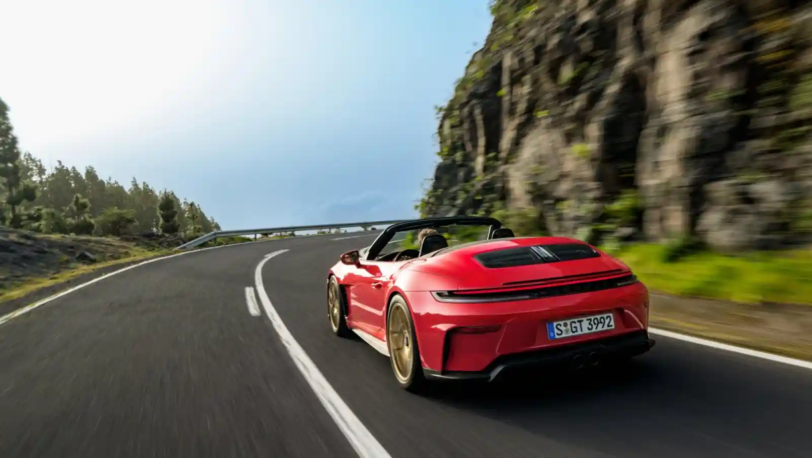 포르쉐 911 GT3 S/C 카브리올레(992.2)가 산악 도로를 달리는 후면 모습 — 현재 구매 가능한 자연흡기 고성능차의 마지막 계보
