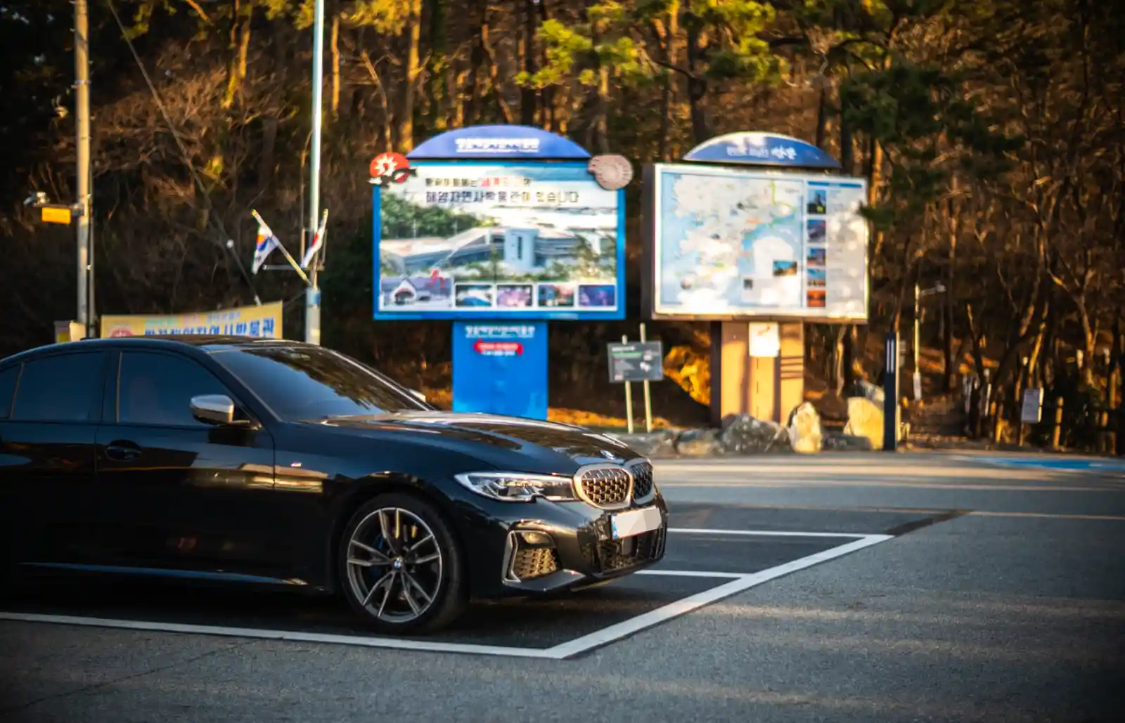 석양 빛을 받은 검정 BMW M340i 정면 — B58 직렬6기통 터보, 4년째 타고 있는 TACO의 차