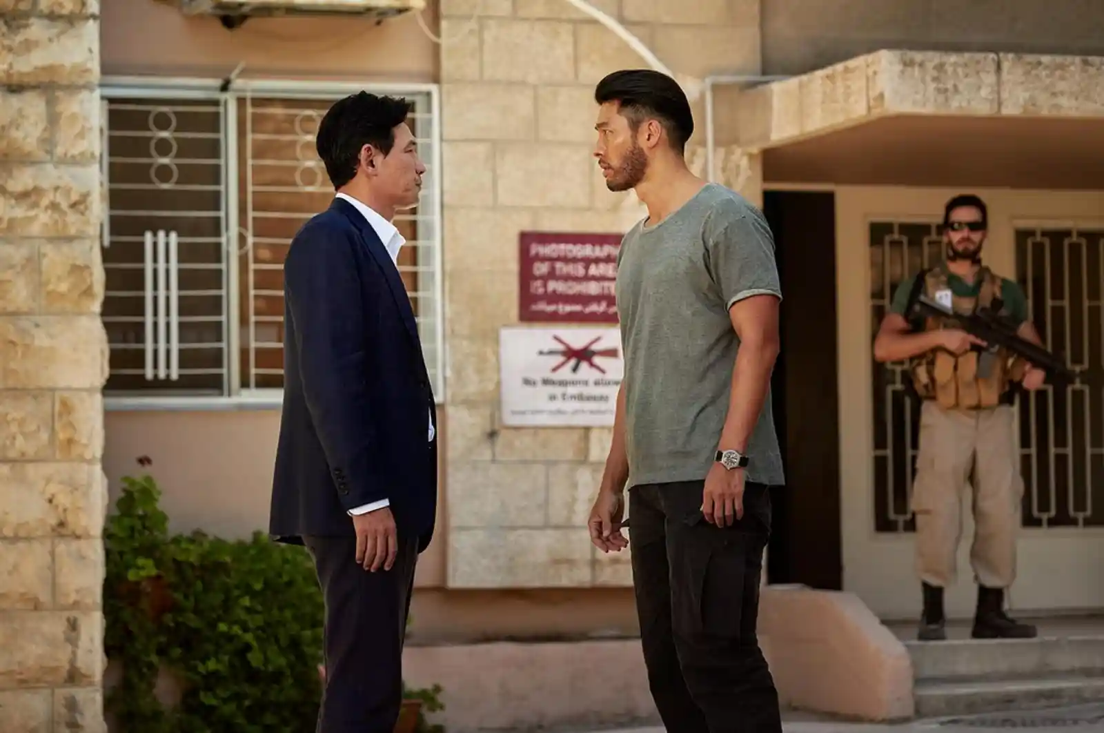 교섭(2023) 스틸컷 — 황정민, 현빈