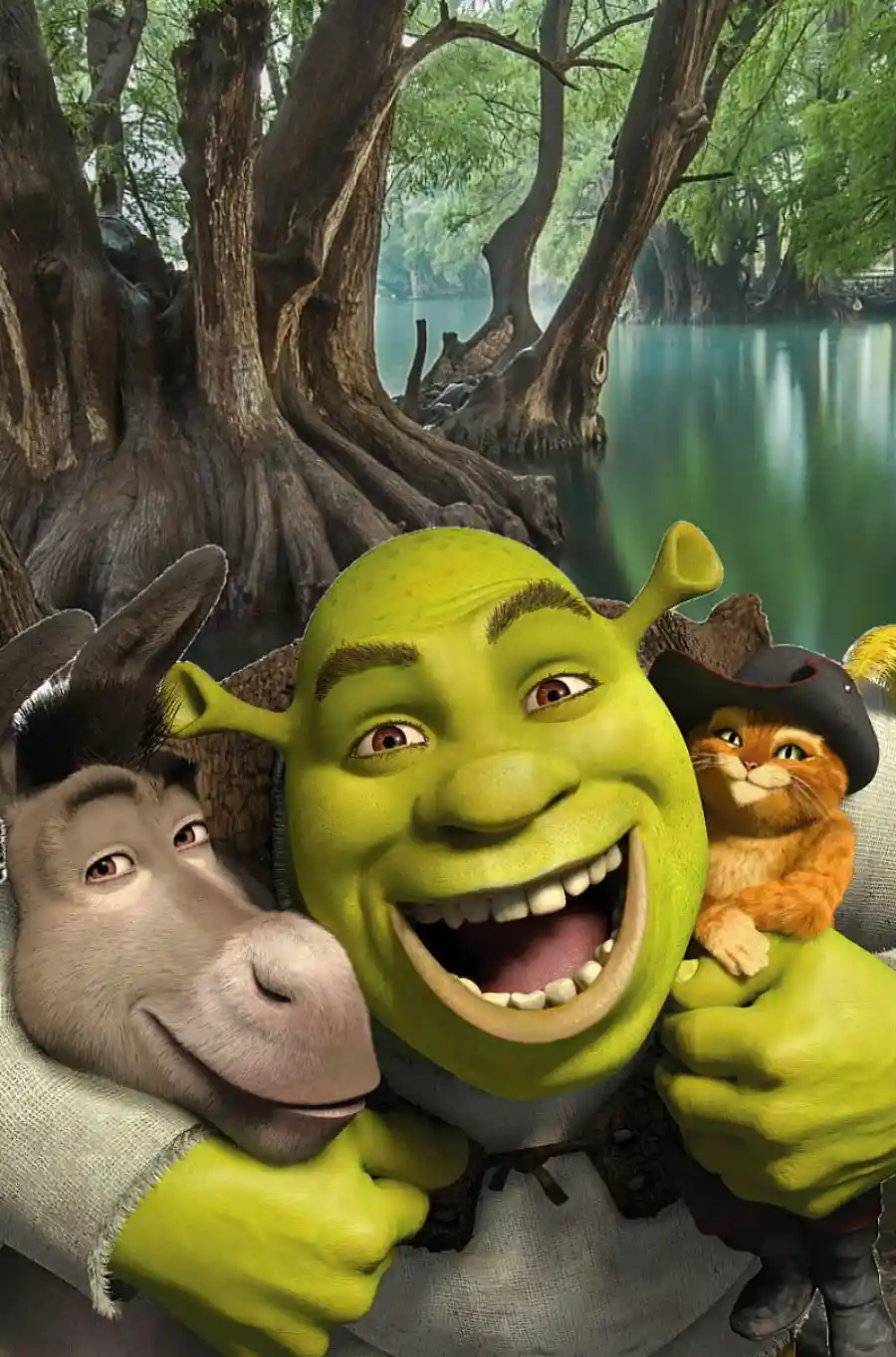 슈렉 시리즈 스틸컷, 초록색 거인 슈렉이 당나귀와 장화 신은 고양이를 양팔로 끌어안고 활짝 웃고 있는 장면, 배경은 늪지대 숲