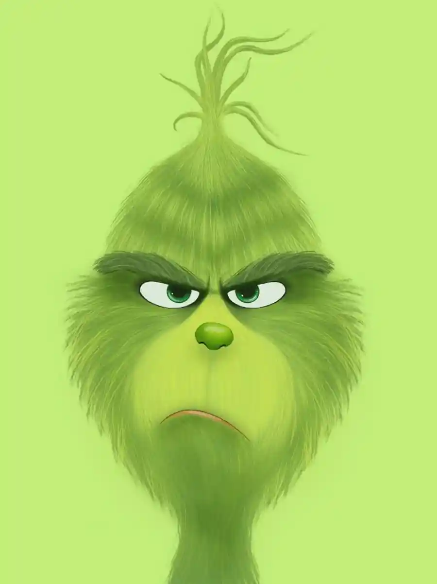 그린치(2018) 포스터 이미지, 초록색 털로 뒤덮인 그린치의 얼굴 클로즈업, 짙은 눈썹을 찌푸리고 입을 내밀며 불만스러운 표정을 짓고 있는 모습