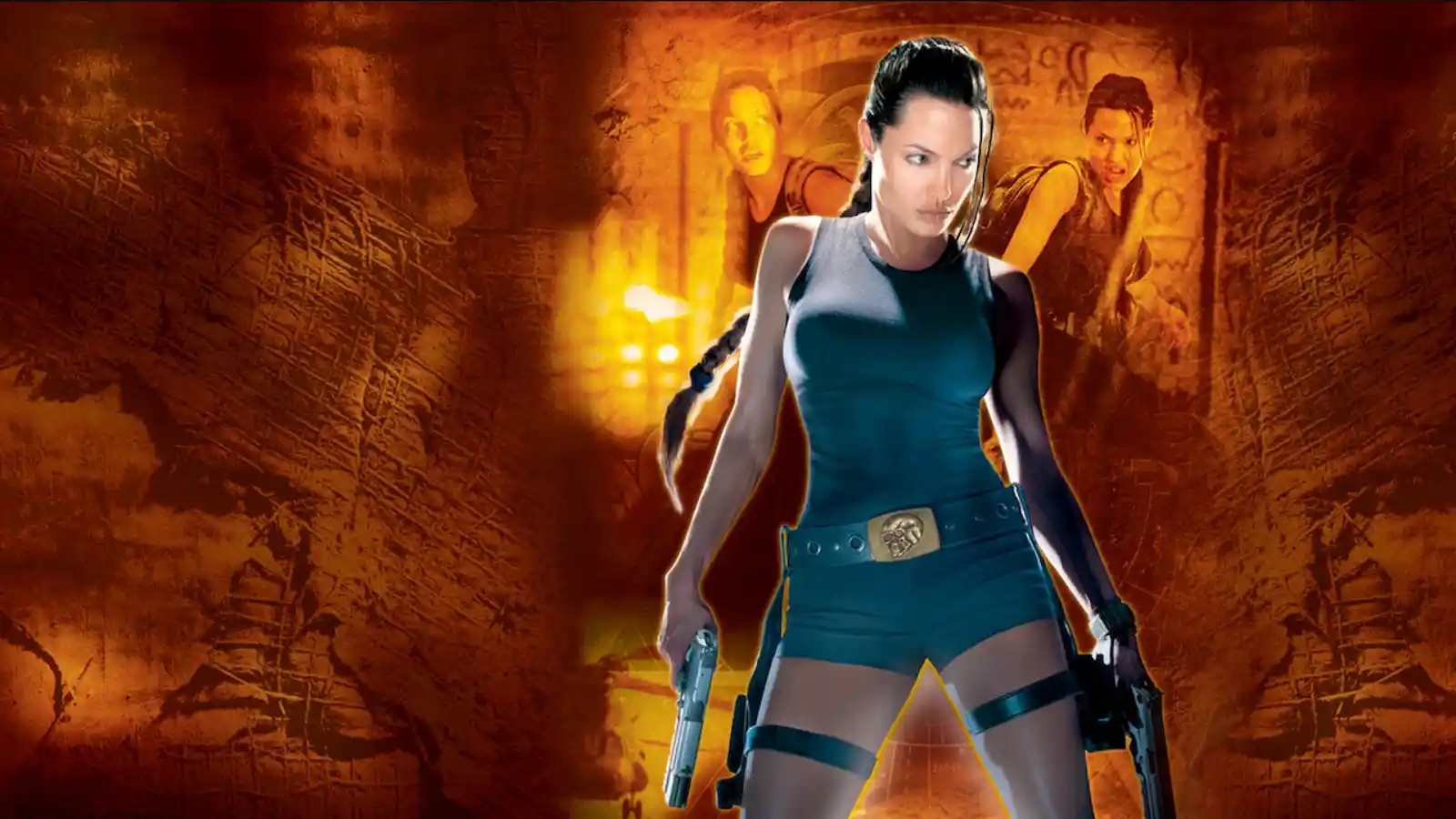 라라 크로프트: 툼레이더(2001) 포스터 이미지, 청색 민소매와 반바지 차림의 라라 크로프트(안젤리나 졸리)가 양손에 권총을 들고 정면을 응시하며 서 있는 모습, 배경은 고대 유적 벽화와 주황빛 조명